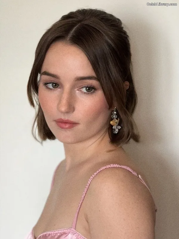 Kaitlyn Dever photo 1 of 880