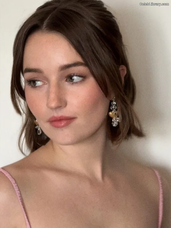 Kaitlyn Dever photo 2 of 880