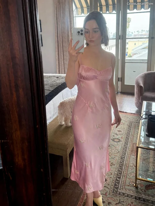Kaitlyn Dever photo 6 of 880