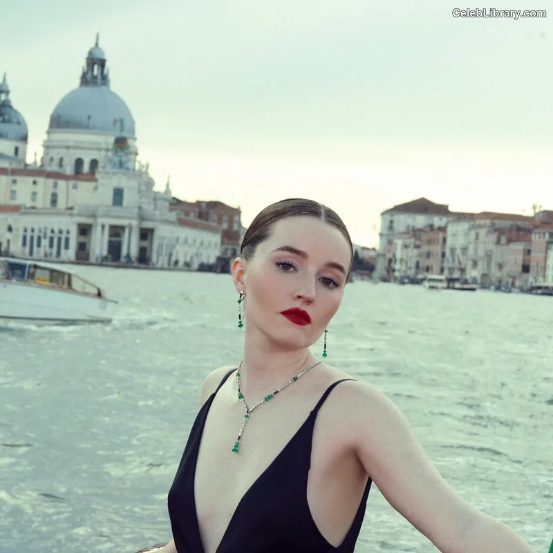 Kaitlyn Dever photo 10 of 880