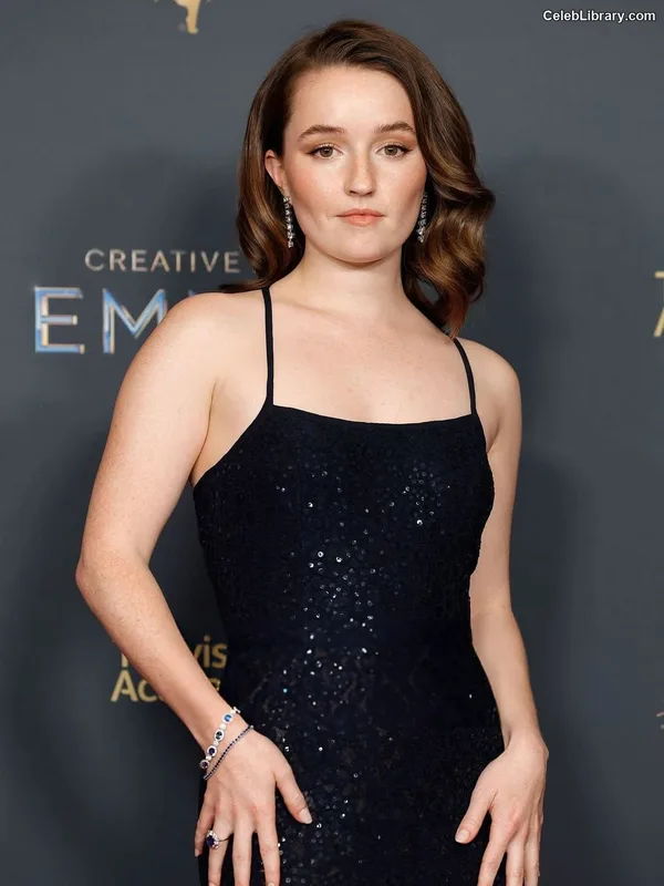 Kaitlyn Dever photo 17 of 880