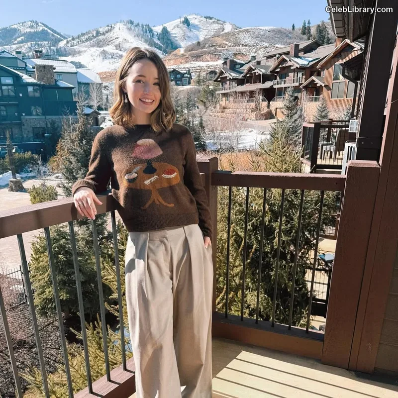 Kaitlyn Dever photo 1 of 880