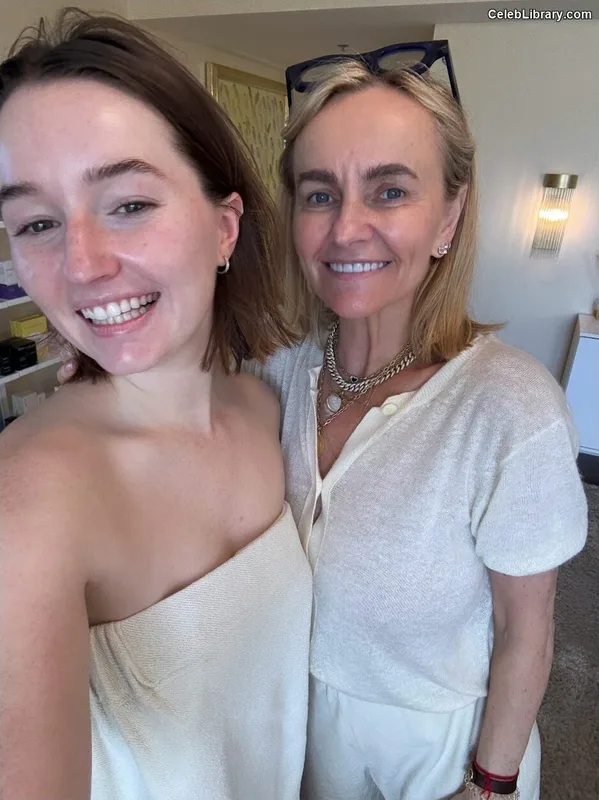 Kaitlyn Dever photo 2 of 880