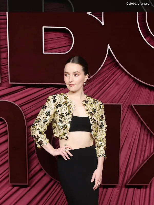 Kaitlyn Dever photo 3 of 880