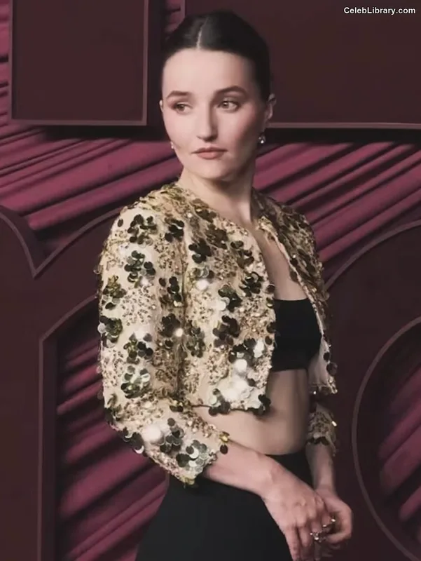 Kaitlyn Dever photo 5 of 880