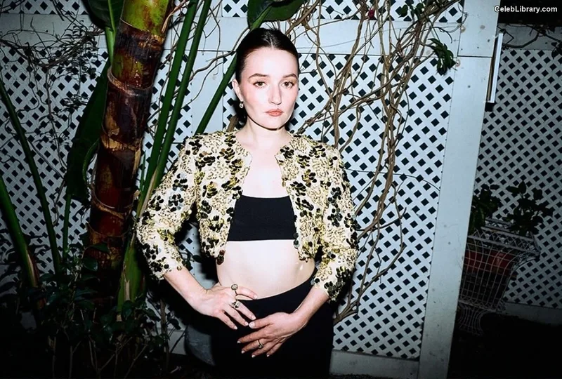 Kaitlyn Dever photo 6 of 880