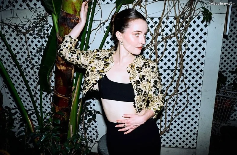 Kaitlyn Dever photo 7 of 880