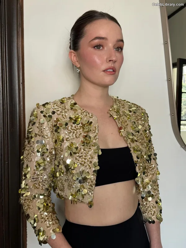 Kaitlyn Dever photo 8 of 880