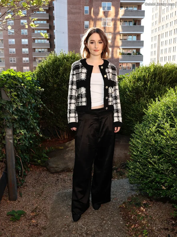 Kaitlyn Dever photo 11 of 880