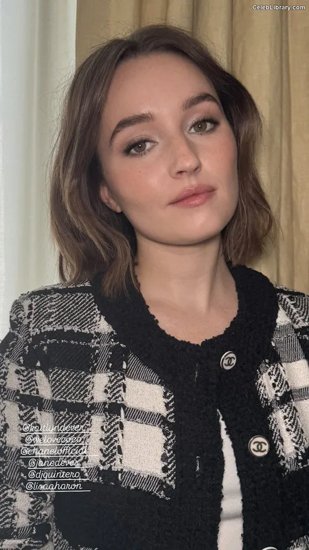 Kaitlyn Dever photo 12 of 880