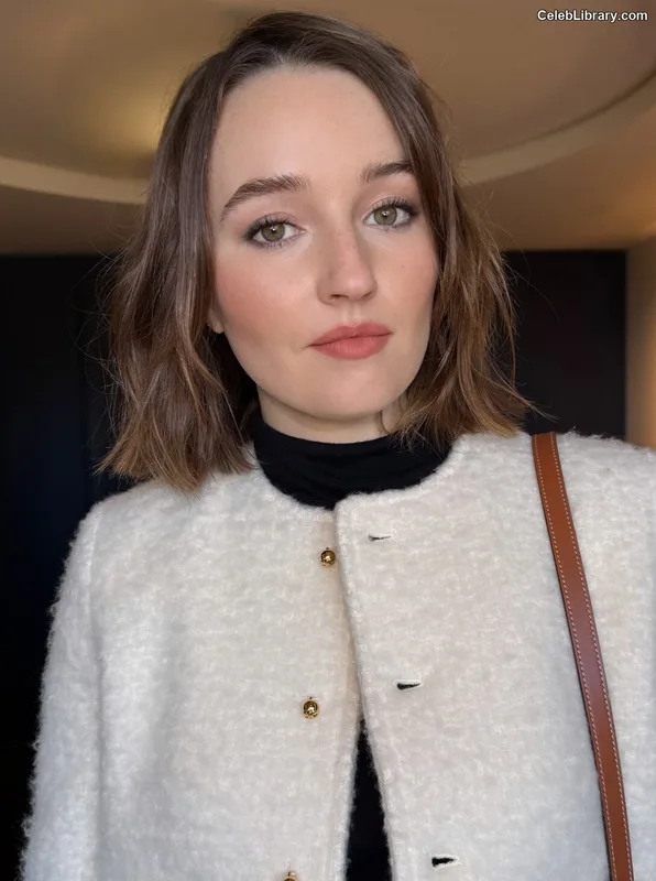 Kaitlyn Dever photo 15 of 880
