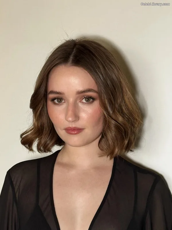 Kaitlyn Dever photo 16 of 880