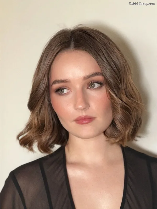 Kaitlyn Dever photo 17 of 880