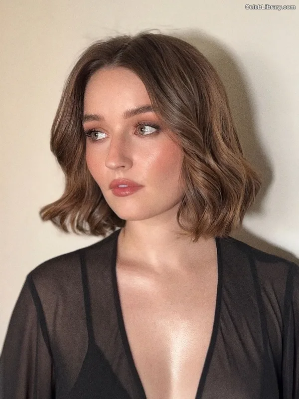 Kaitlyn Dever photo 19 of 880