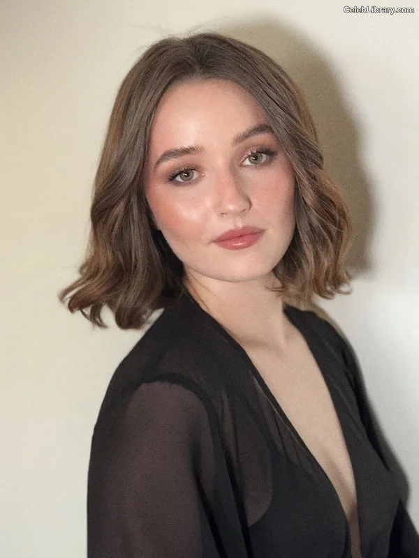 Kaitlyn Dever photo 20 of 880