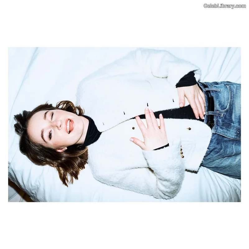 Kaitlyn Dever photo 8 of 880