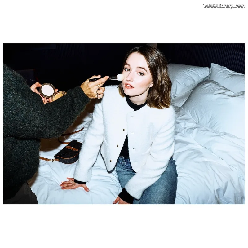 Kaitlyn Dever photo 9 of 880
