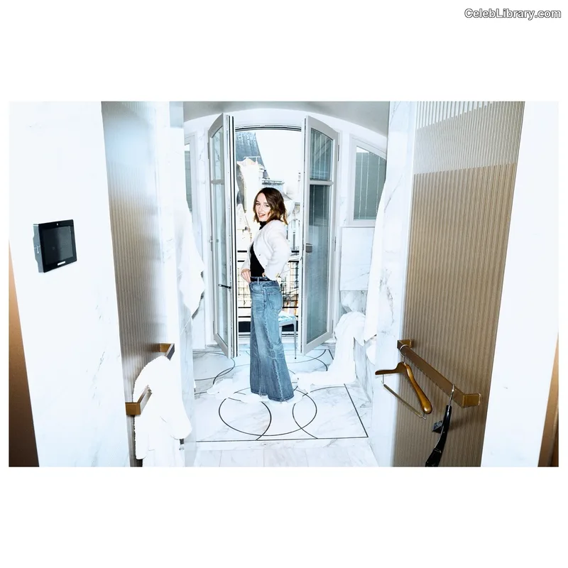 Kaitlyn Dever photo 10 of 880