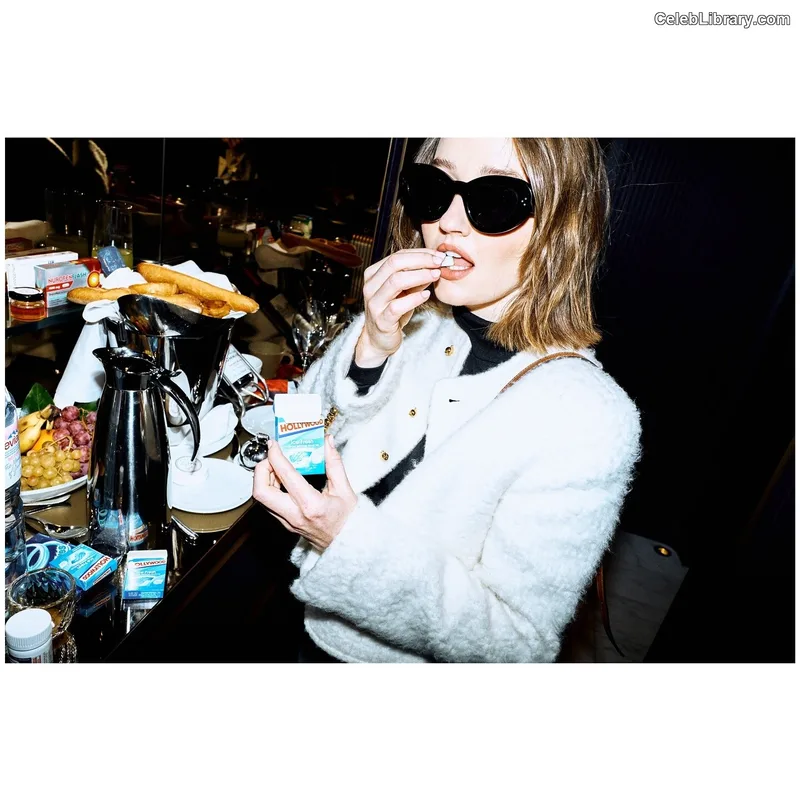 Kaitlyn Dever photo 12 of 880