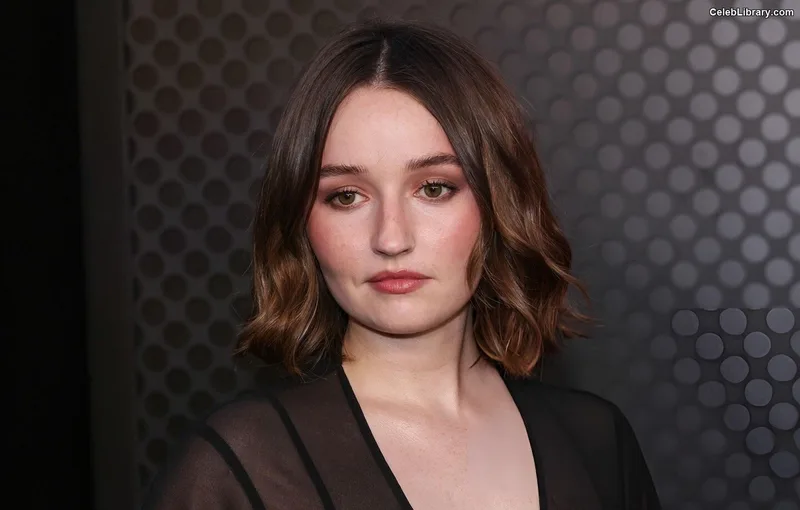 Kaitlyn Dever photo 13 of 880