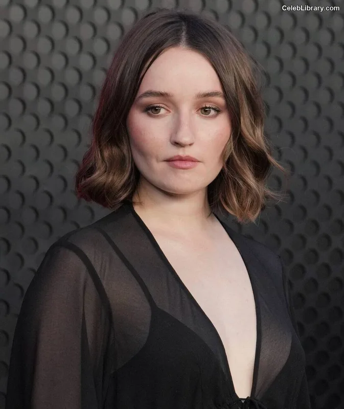 Kaitlyn Dever photo 14 of 880