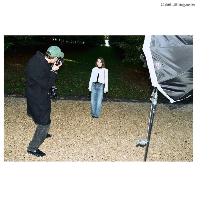 Kaitlyn Dever photo 2 of 880