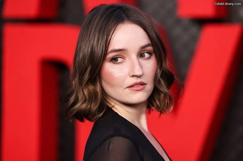 Kaitlyn Dever photo 7 of 880