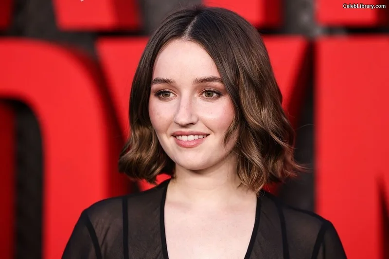 Kaitlyn Dever photo 8 of 880