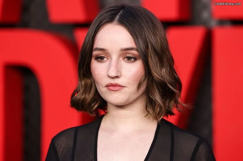 Kaitlyn Dever photo 9 of 880