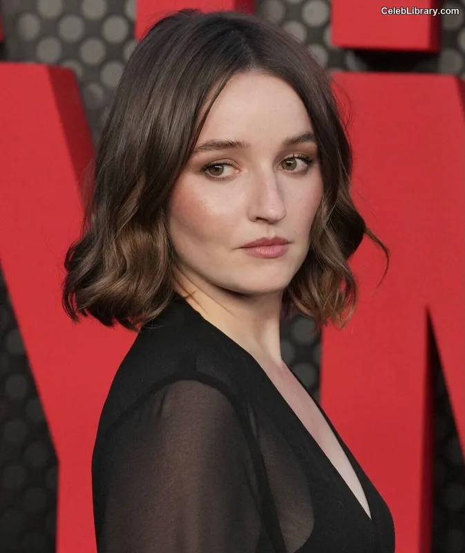 Kaitlyn Dever photo 10 of 880
