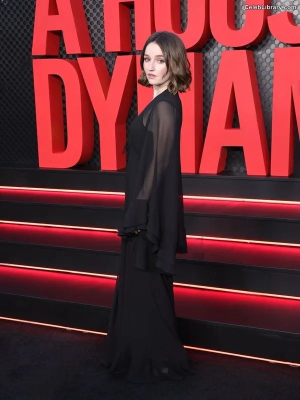 Kaitlyn Dever photo 12 of 880