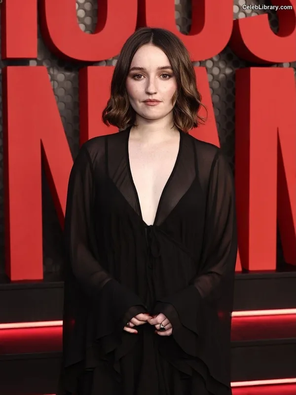 Kaitlyn Dever photo 13 of 880