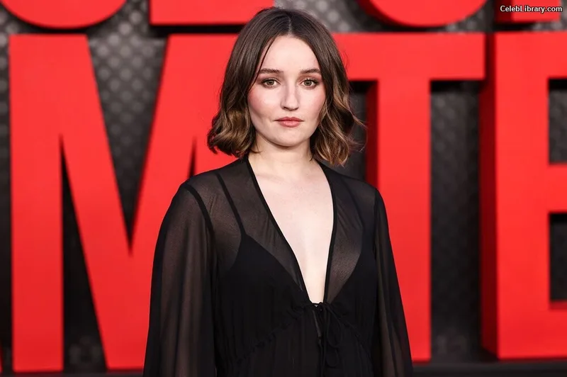 Kaitlyn Dever photo 14 of 880