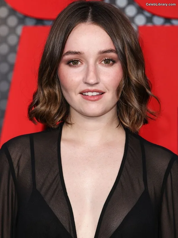 Kaitlyn Dever photo 16 of 880