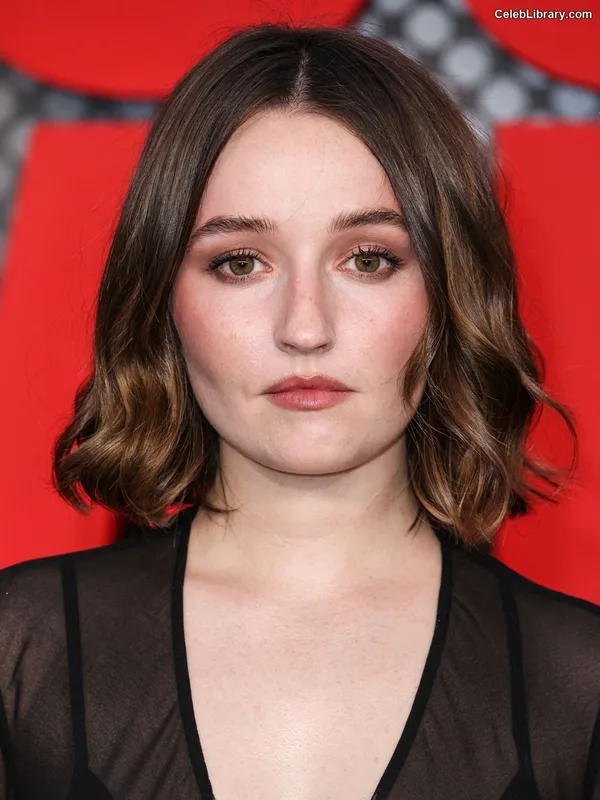 Kaitlyn Dever photo 17 of 880