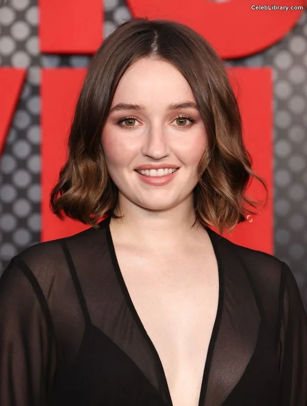 Kaitlyn Dever photo 20 of 880