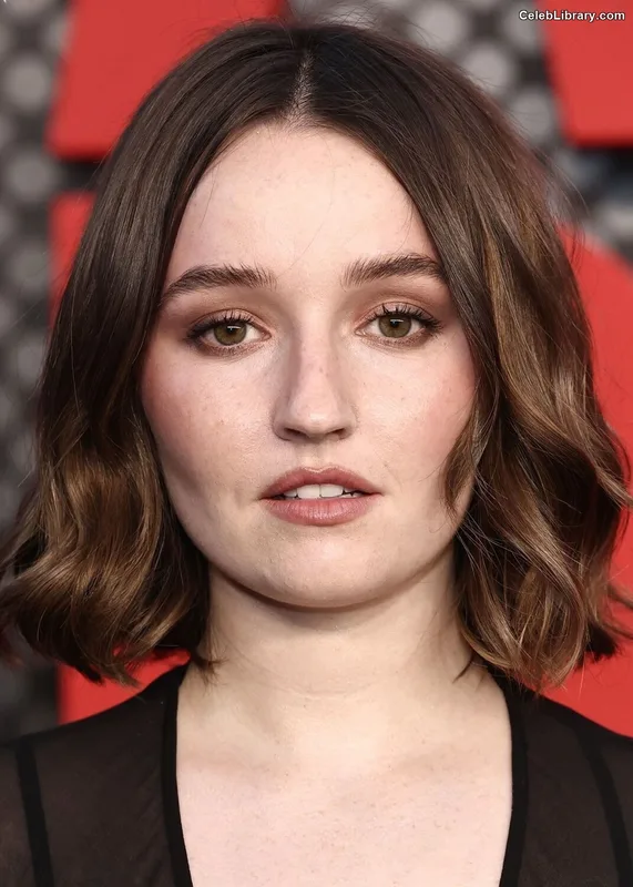 Kaitlyn Dever photo 21 of 880