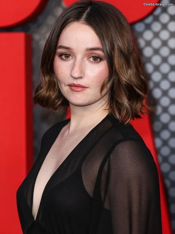 Kaitlyn Dever photo 22 of 880