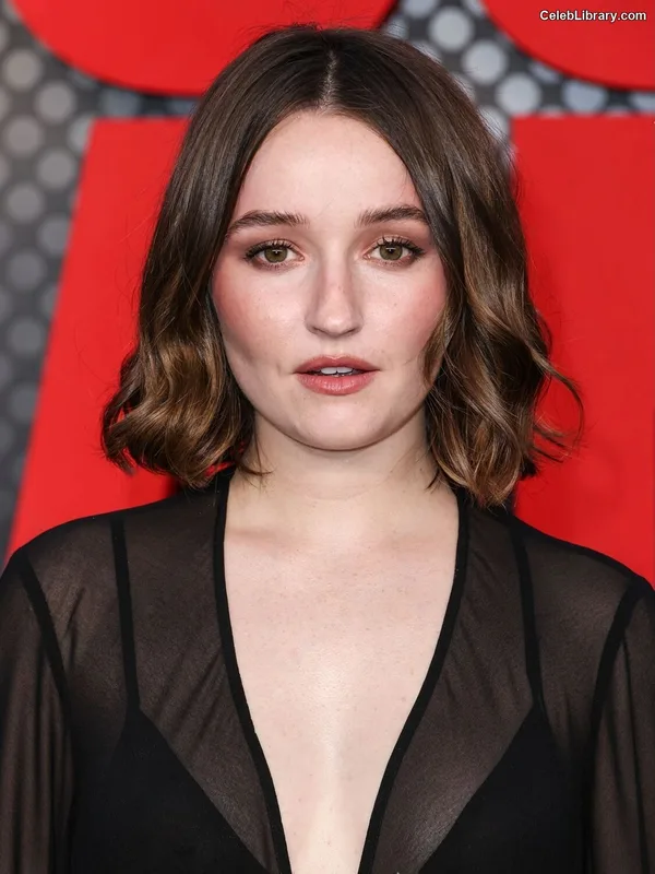 Kaitlyn Dever photo 23 of 880