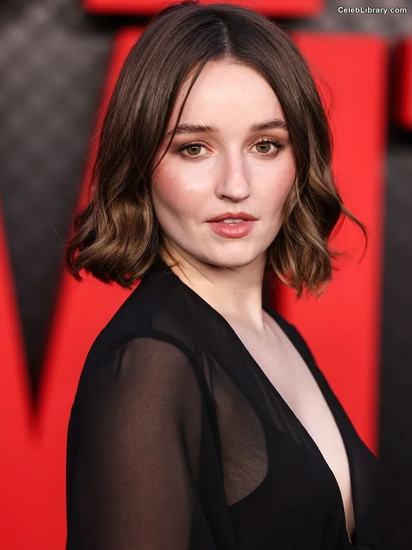 Kaitlyn Dever photo 24 of 880