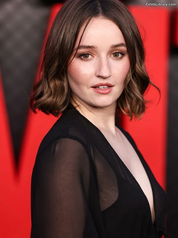 Kaitlyn Dever photo 1 of 880