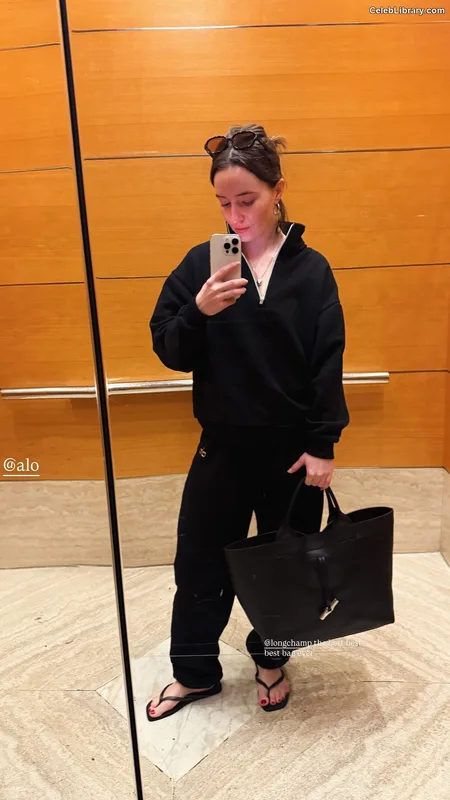 Kaitlyn Dever photo 8 of 880