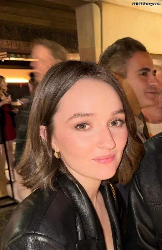 Kaitlyn Dever photo 9 of 880