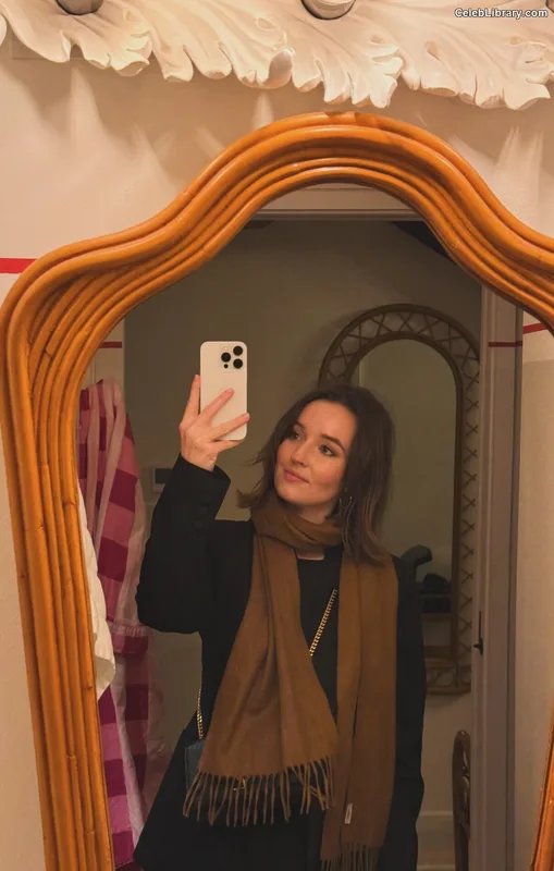 Kaitlyn Dever photo 11 of 880