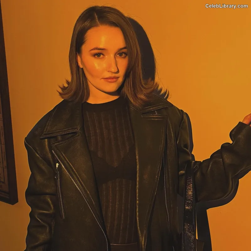 Kaitlyn Dever photo 12 of 880