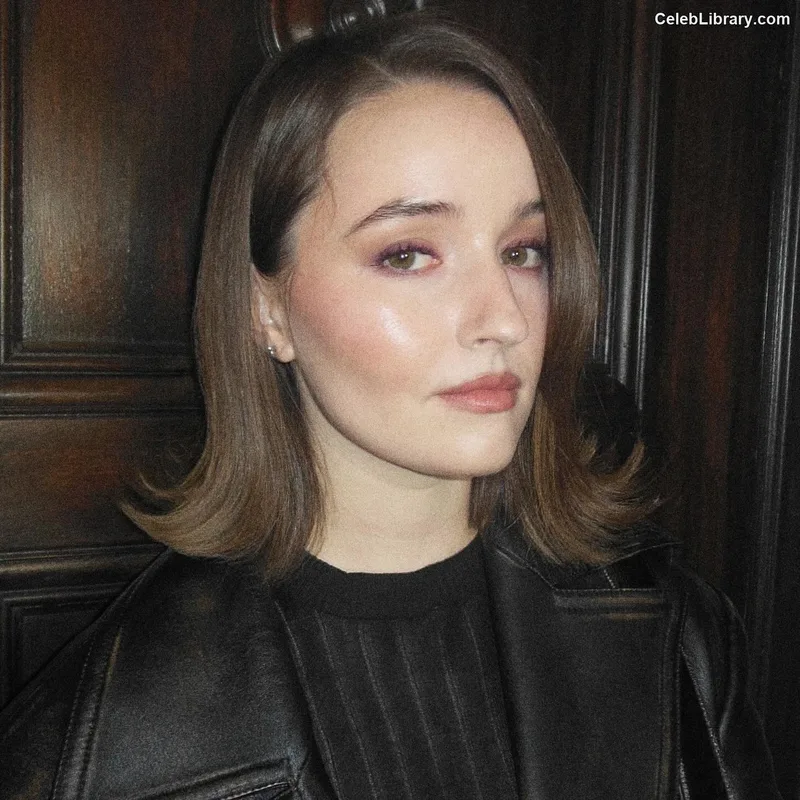 Kaitlyn Dever photo 16 of 880