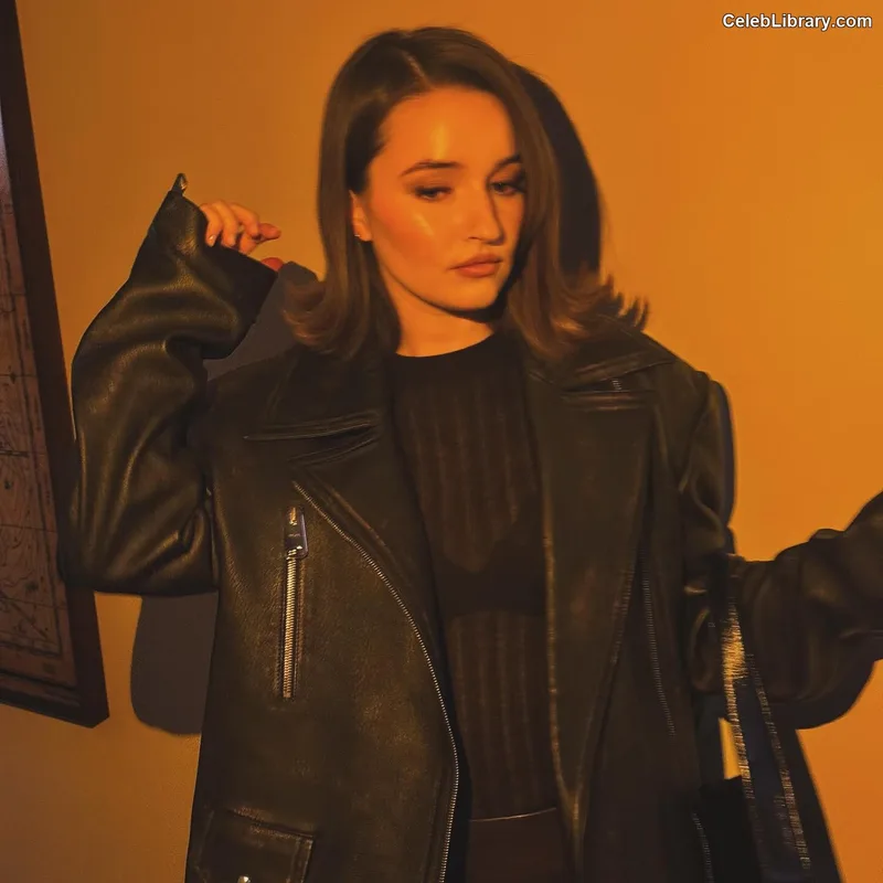 Kaitlyn Dever photo 17 of 880