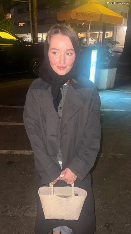 Kaitlyn Dever photo 19 of 880