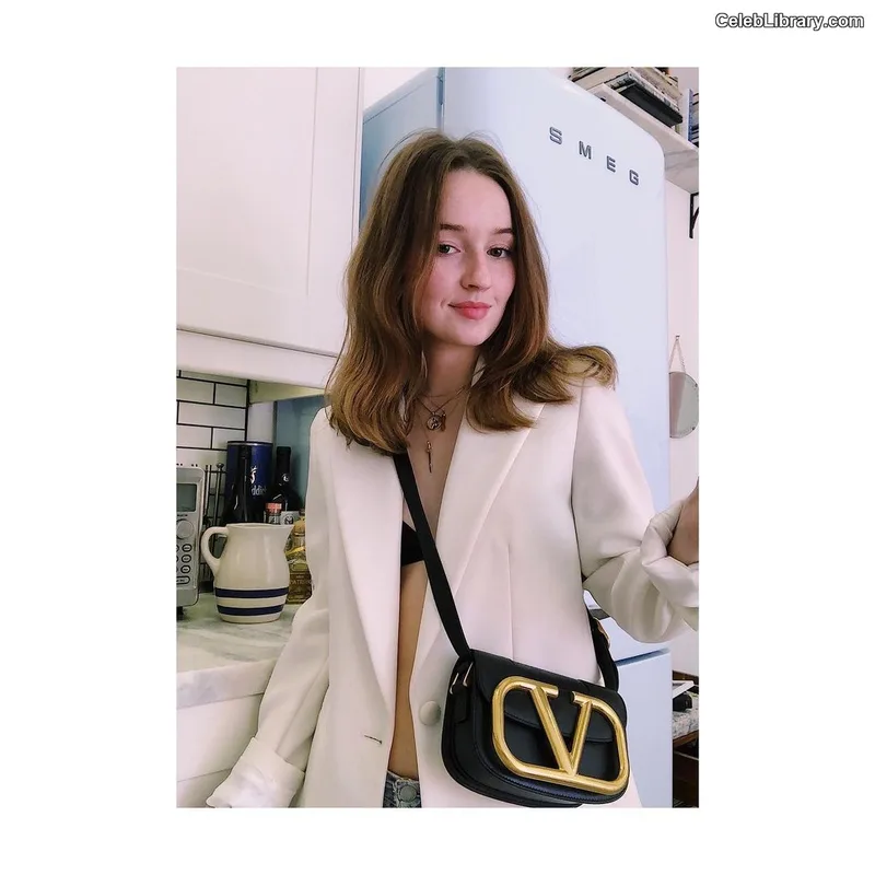 Kaitlyn Dever photo 20 of 880