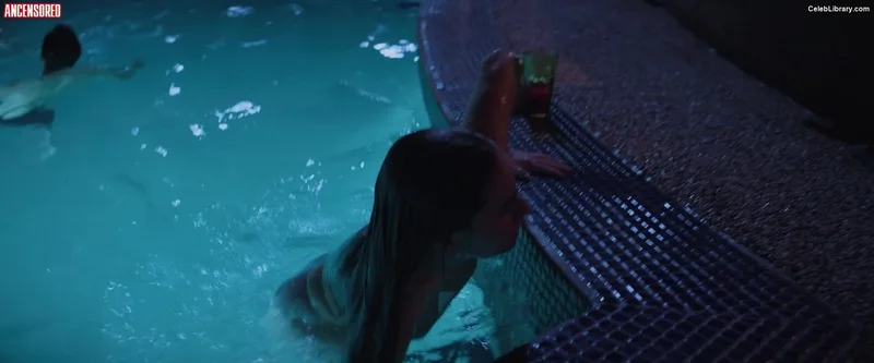 Kaitlyn Dever photo 3 of 880